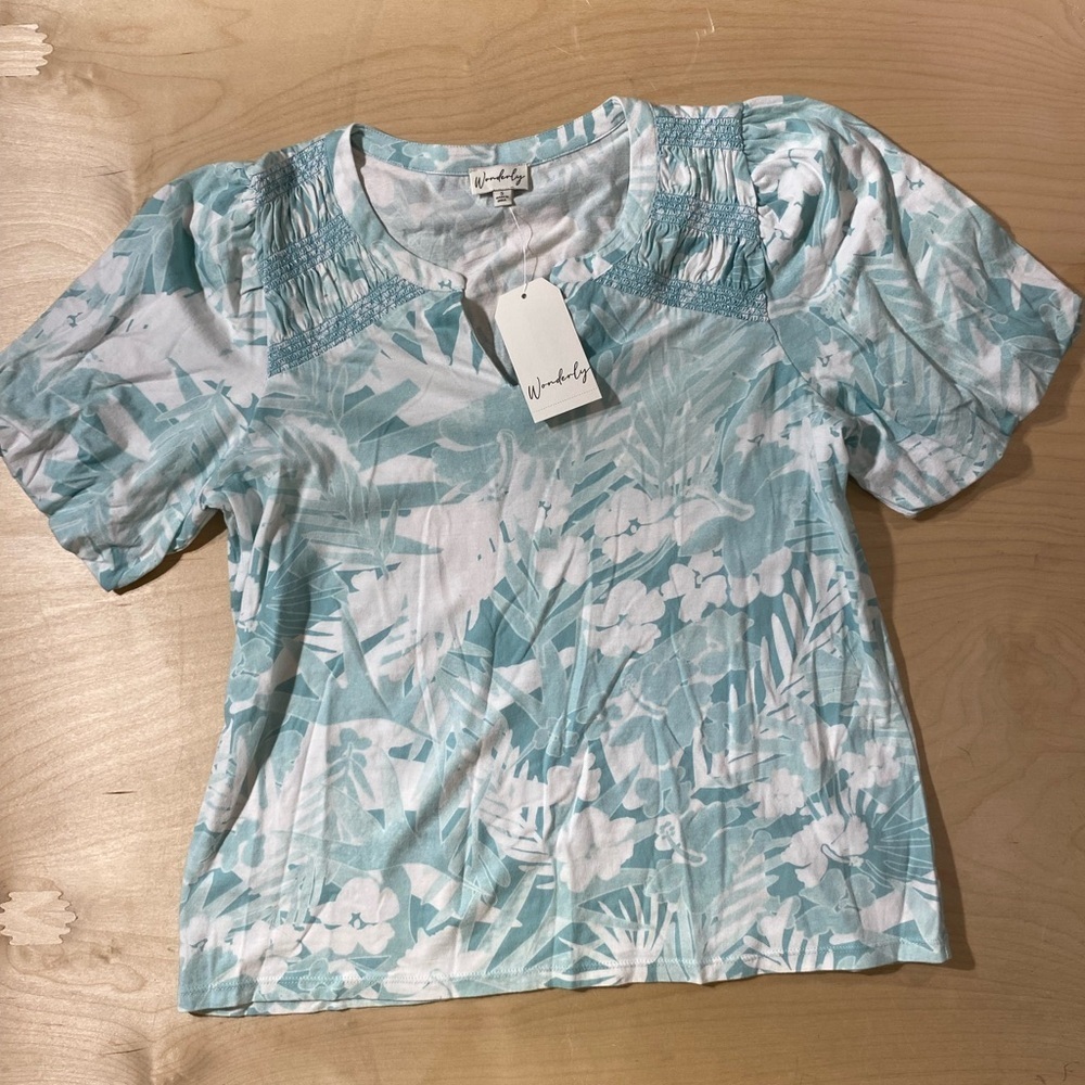 Wonderly White and Light Blue Floral Short Sleeve Top Small (QX)